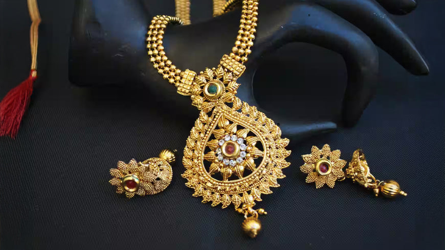 Buying Gold Jewellery Without Confusion: Karats, Colours & Hallmarks Explained
